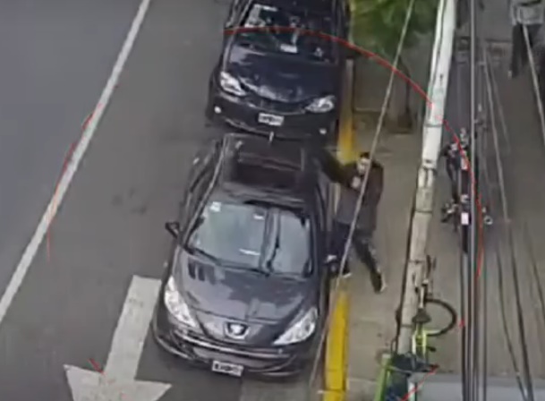 Avellaneda: arrancó el techo solar de un auto en plena avenida Mitre, se lo llevó abajo del brazo y fue detenido