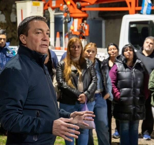 Andrés Watson supervisó el renovado parque lumínico del barrio número 67 full LED en Florencio Varela
