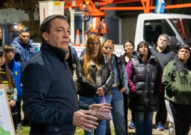 Andrés Watson supervisó el renovado parque lumínico del barrio número 67 full LED en Florencio Varela