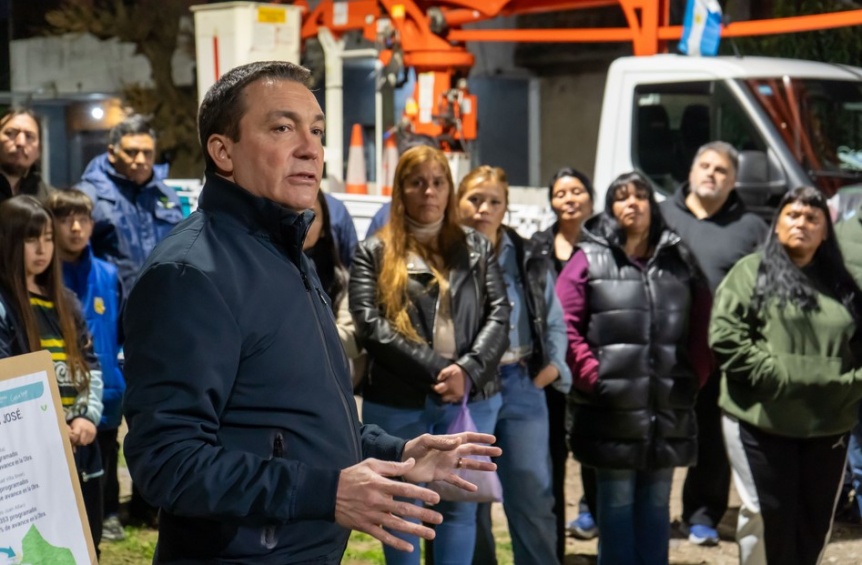 Andrés Watson supervisó el renovado parque lumínico del barrio número 67 full LED en Florencio Varela