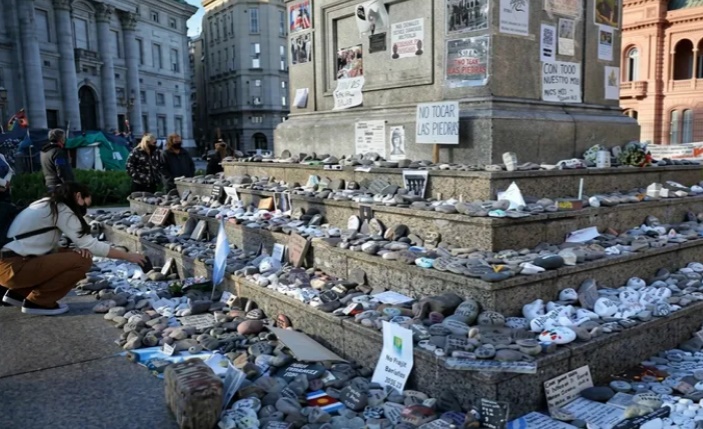 Tras el Mundial, volvieron a colocar las piedras conmemorativas del Covid-19 en Plaza de Mayo