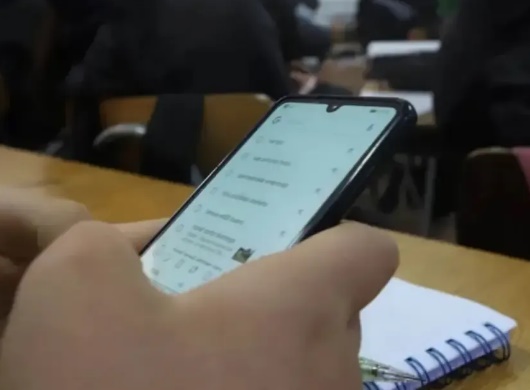 Cada vez más secundarias de la Provincia restringen el uso del celular en el aula