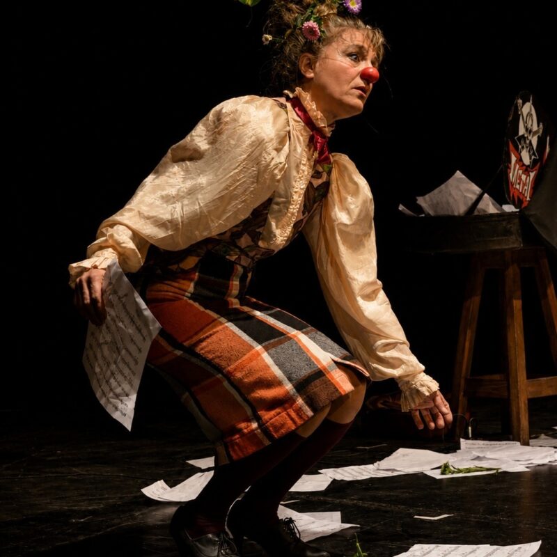 Karina Polito presenta su unipersonal de clown musical «La Frecuencia Perfecta»