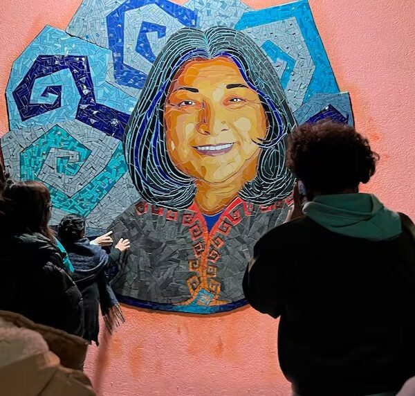 Mosaico en homenaje a Mercedes Sosa en la Escuela de Música Popular de Avellaneda