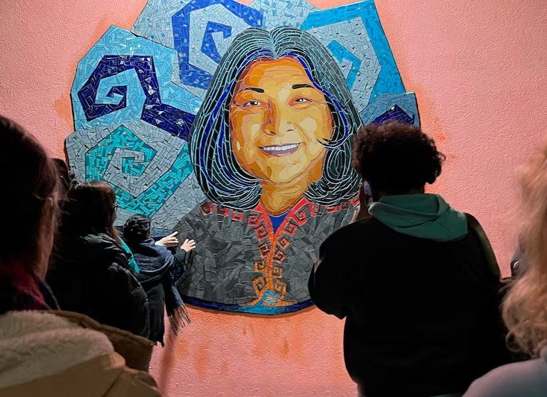 Mosaico en homenaje a Mercedes Sosa en la Escuela de Música Popular de Avellaneda