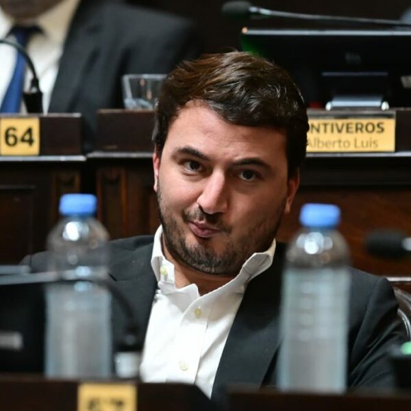 Diputados de LLA buscan que los extranjeros paguen por la salud y la educación
