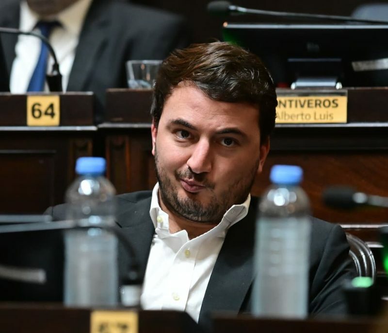 Diputados de LLA buscan que los extranjeros paguen por la salud y la educación