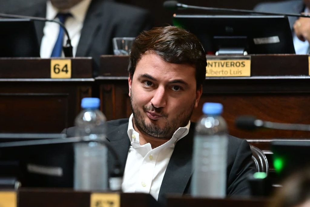 Diputados de LLA buscan que los extranjeros paguen por la salud y la educación