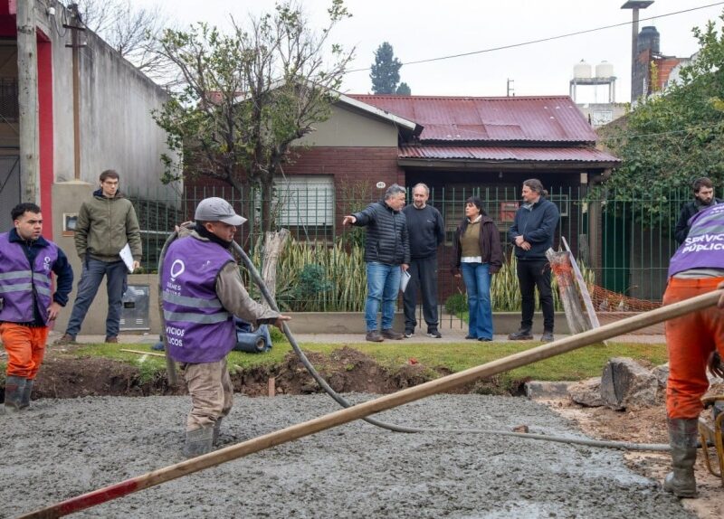 Avanzan nuevas obras del Plan Municipal de Bacheo en Solano y otros barrios de Quilmes