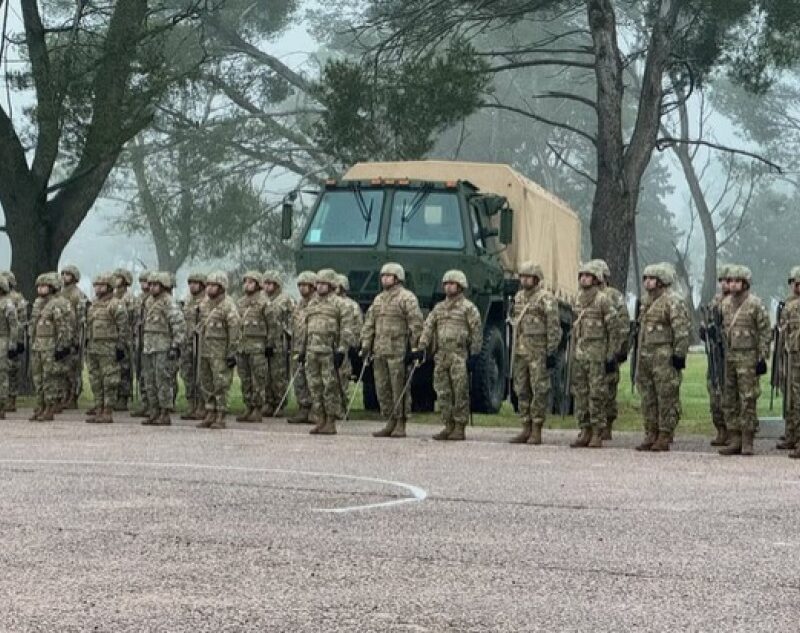 El personal militar con título universitario cobrará hasta un 25% más
