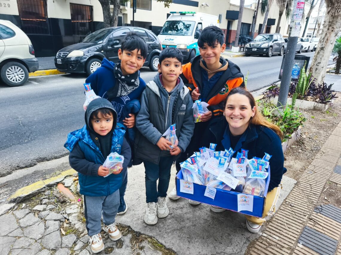 Policías solidarios regalaron golosinas y presentes por el Día de las Infancias en Berazategui