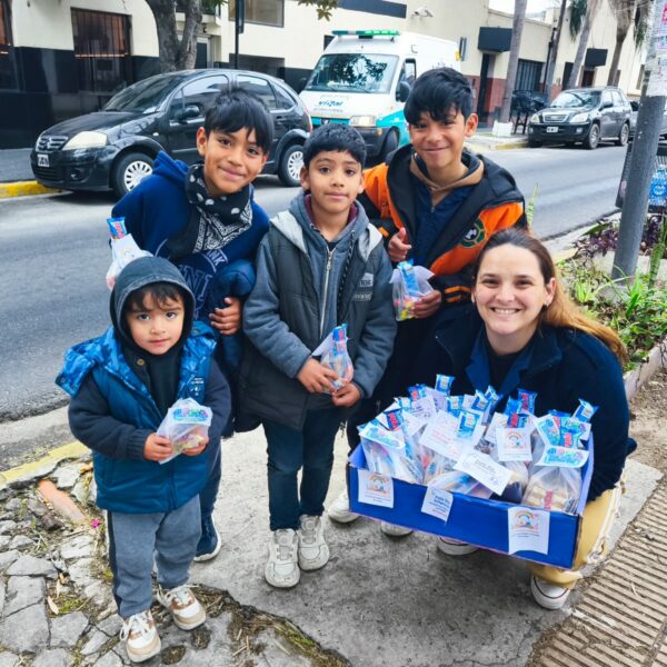 Policías solidarios regalaron golosinas y presentes por el Día de las Infancias en Berazategui