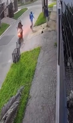Insólito robo en Quilmes: motochorros le sustrajeron la moto a un hombre y minutos después volvieron a asaltarlo