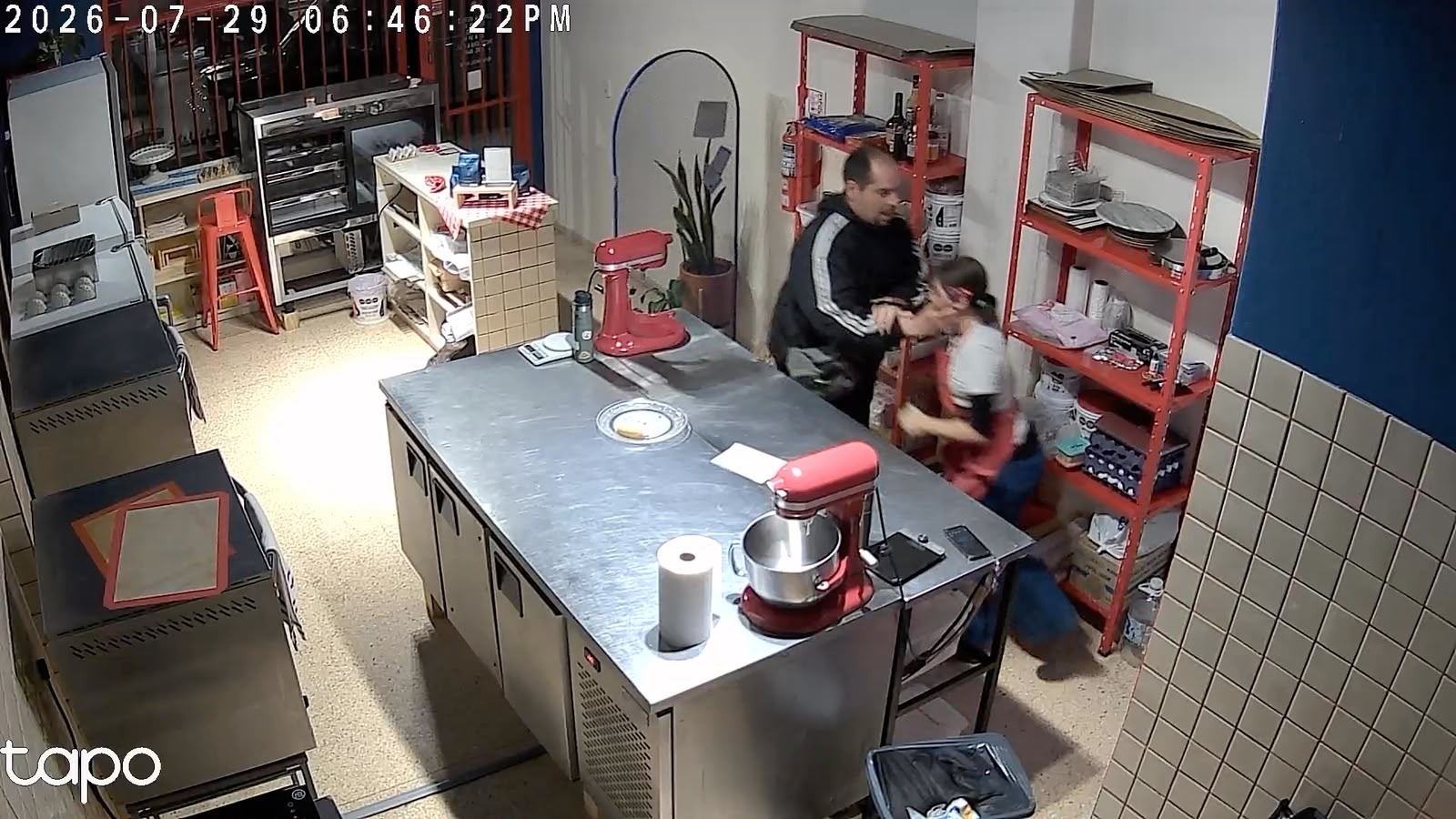 Quilmes Centro: delincuente fingió pedir comida, le cortó el cuello a una empleada y robó en una conocida pastelería