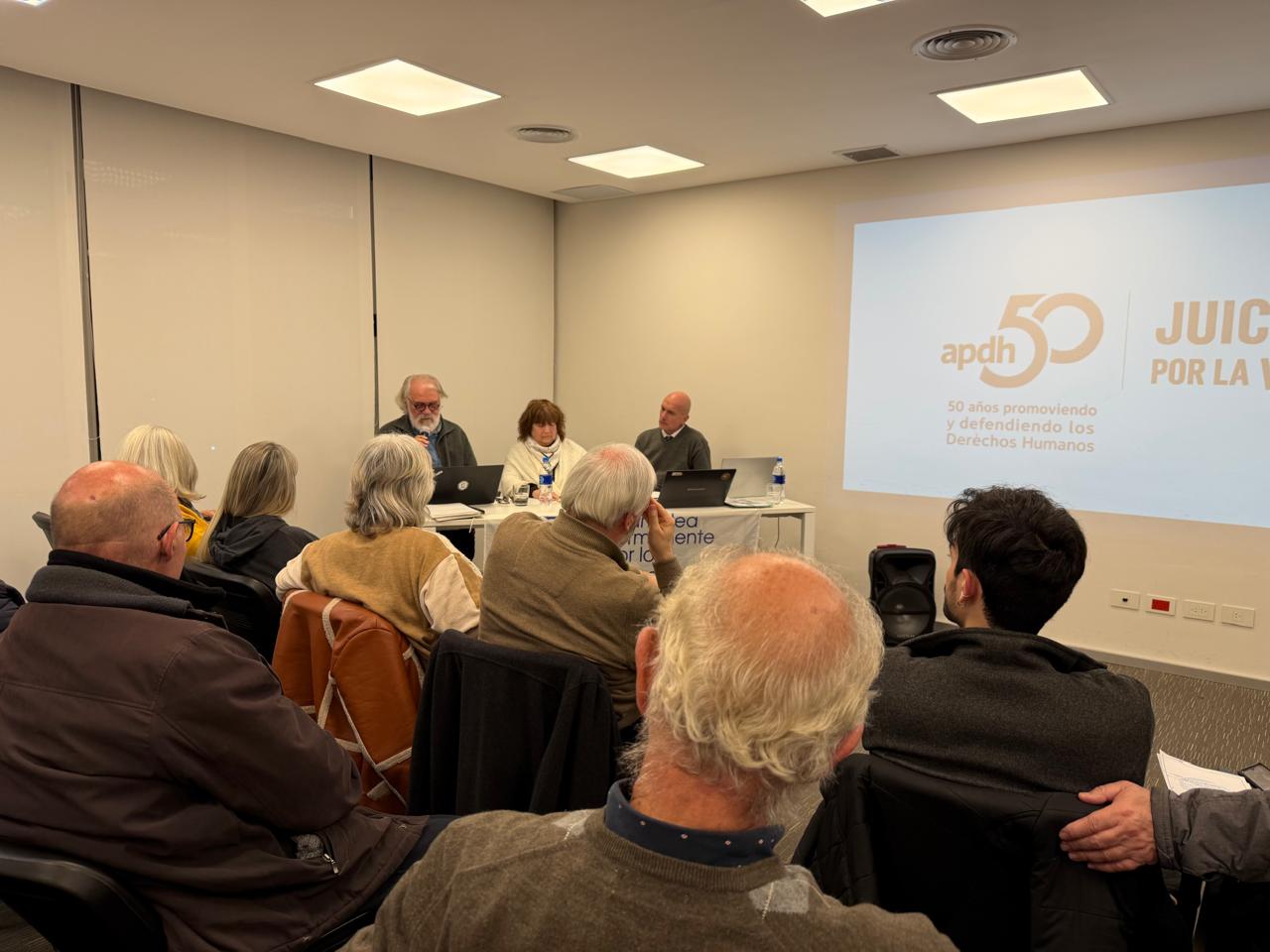 Colegio de Abogados de Quilmes: conversatorio sobre Juicios por la Verdad de los Bombardeos de 1955 y fusilamientos de José León Suárez en 1956