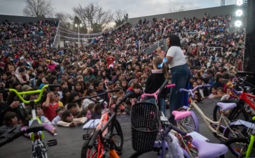 El gran festejo por el Día de las Niñeces convocó a miles de familias quilmeñas en el Polideportivo
