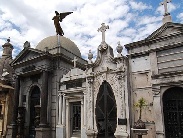 Proponen incorporar al Código Penal el delito de profanación y exhumación de cadáveres
