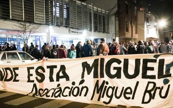 Vigilia por Miguel Bru: a 33 años de su desaparición, la lucha sigue en la Comisaría 5° de La Plata
