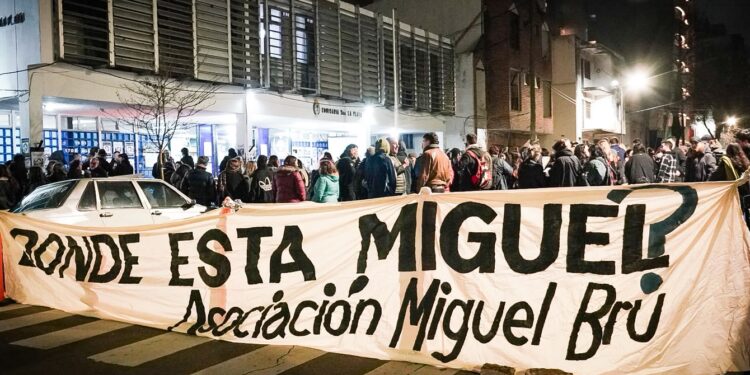 Vigilia por Miguel Bru: a 33 años de su desaparición, la lucha sigue en la Comisaría 5° de La Plata