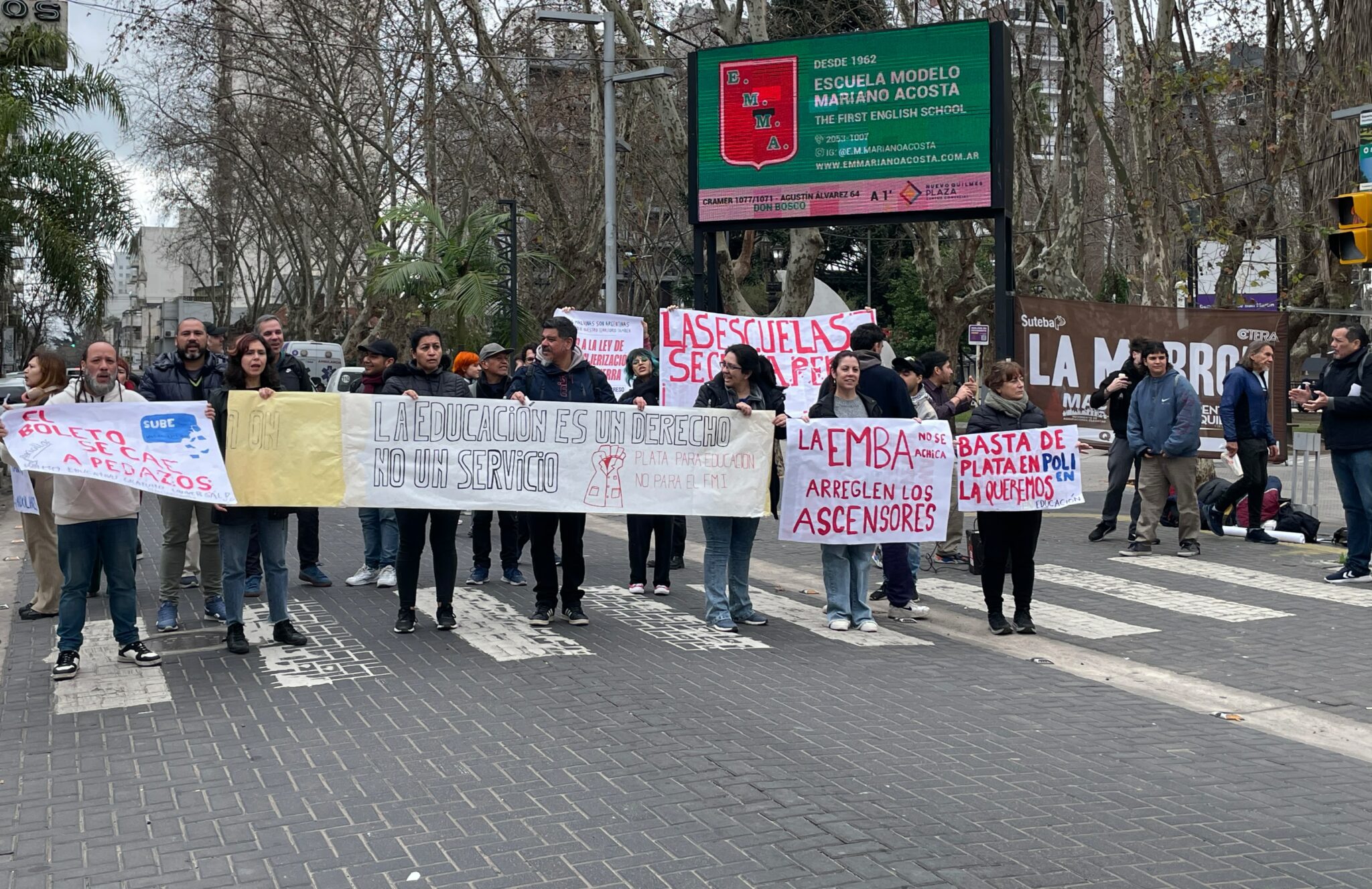 Docentes y estudiantes protestaron con una radio abierta y un semaforazo en el centro de Quilmes