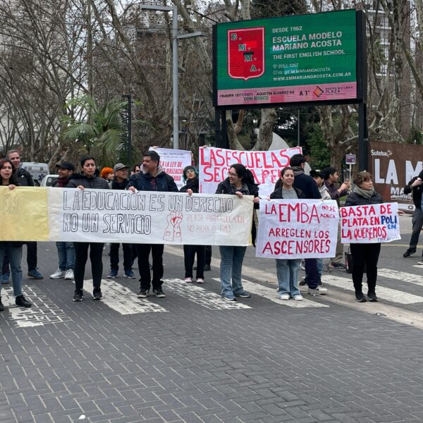 Docentes y estudiantes protestaron con una radio abierta y un semaforazo en el centro de Quilmes