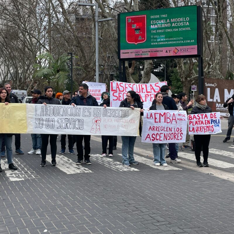 Docentes y estudiantes protestaron con una radio abierta y un semaforazo en el centro de Quilmes