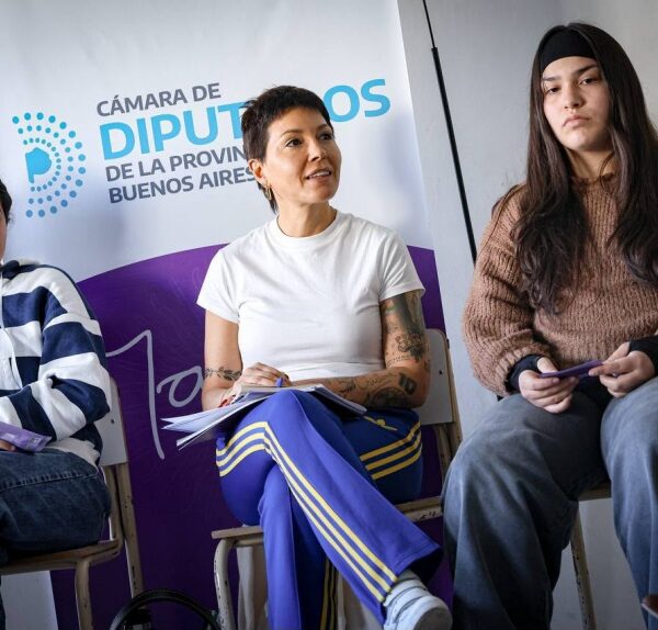 Mayra Mendoza con estudiantes de secundario: “escuchar a los jóvenes para construir la escuela que queremos”