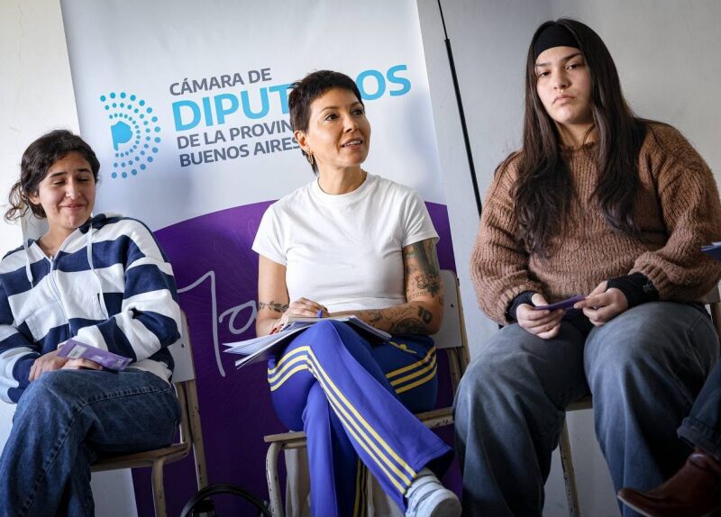 Mayra Mendoza con estudiantes de secundario: “escuchar a los jóvenes para construir la escuela que queremos”