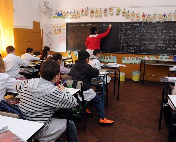 Según un informe, solo la mitad de los alumnos termina la primaria en tiempo y con conocimientos satisfactorios