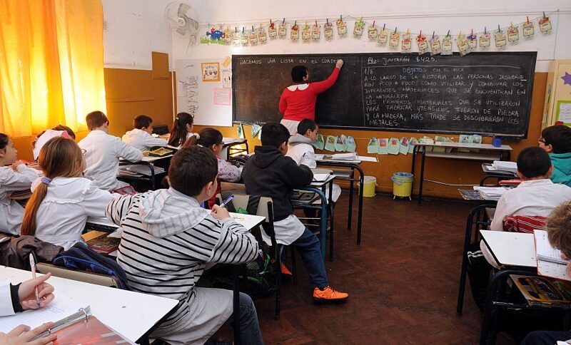 Según un informe, solo la mitad de los alumnos termina la primaria en tiempo y con conocimientos satisfactorios