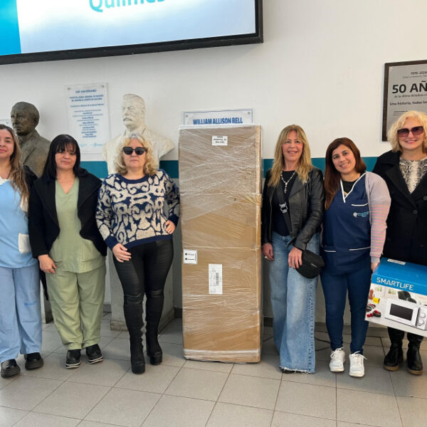 La Cooperadora del Hospital de Quilmes entregó una heladera para Farmacia y un microondas para Quirófano Central