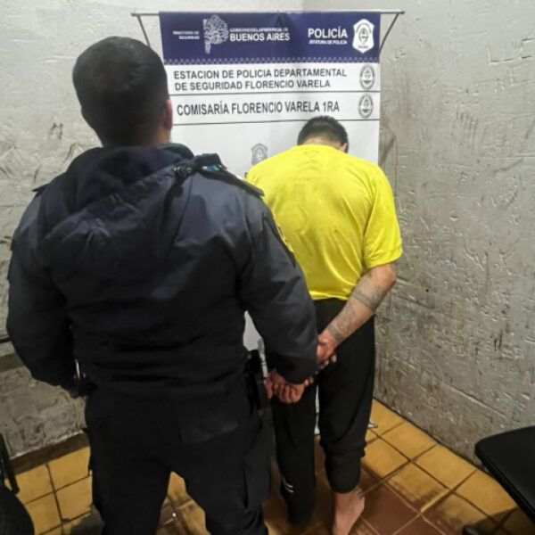 Escapó a pie y terminó escondido en el techo de una casa: tres detenidos en Florencio Varela