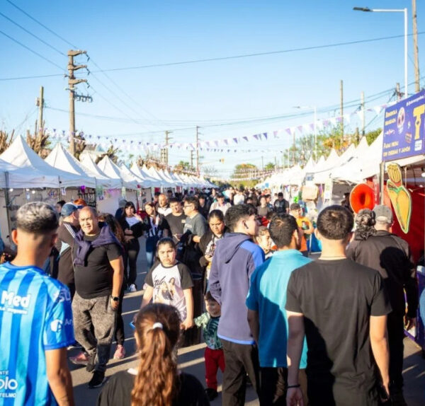Barrio La Paz celebra sus 75 años con desfile, feria y música en vivo