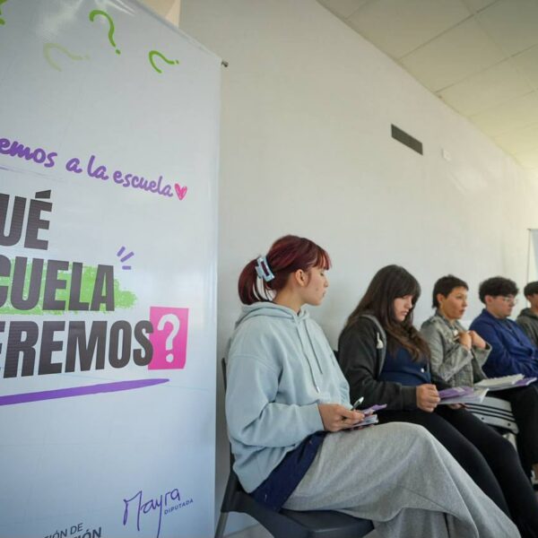 Mayra Mendoza junto a estudiantes secundarios en escuela técnica de Quilmes Oeste