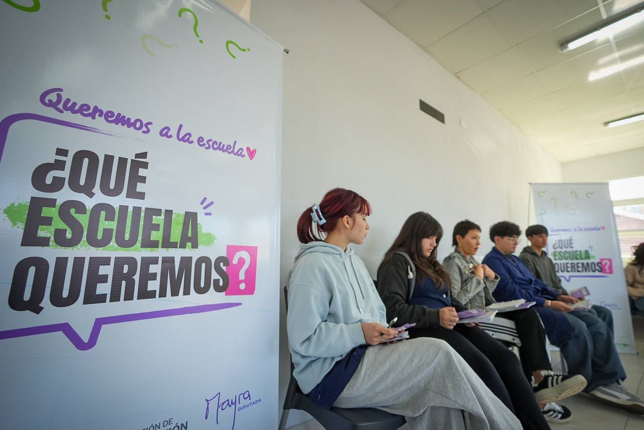 Mayra Mendoza junto a estudiantes secundarios en escuela técnica de Quilmes Oeste