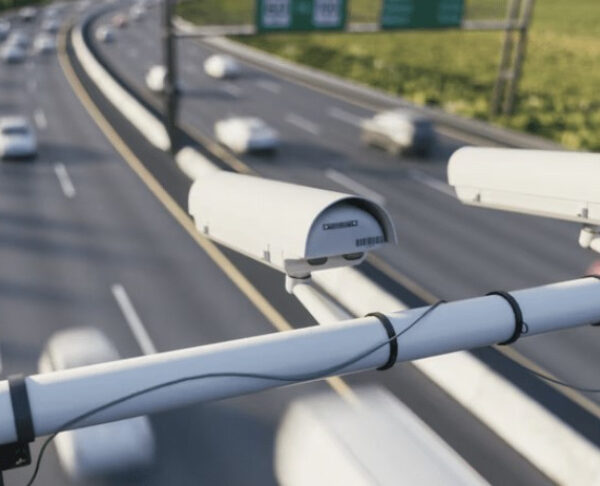 Colocaron nuevas cámaras de fotomultas en la Ruta 2 para controlar la velocidad