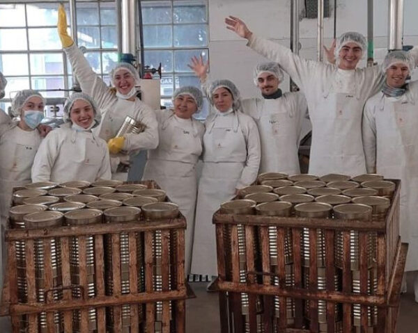 Supersopa pide ayuda para sostener la producción que llega a comedores y escuelas