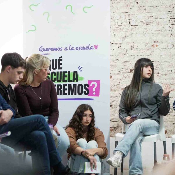 Máximo Kirchner y Mayra Mendoza charlaron con jóvenes en Magdalena sobre Educación y Salud Mental
