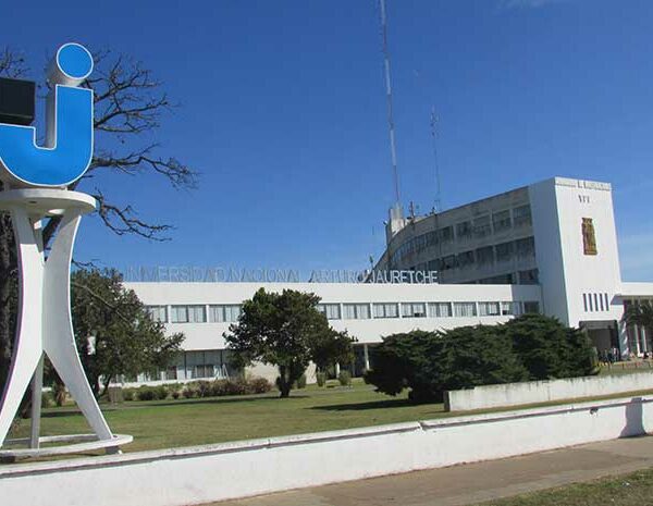 Con la presencia de autoridades académicas y eclesiásticas, inauguran la Cátedra Libre Papa Francisco en la UNAJ