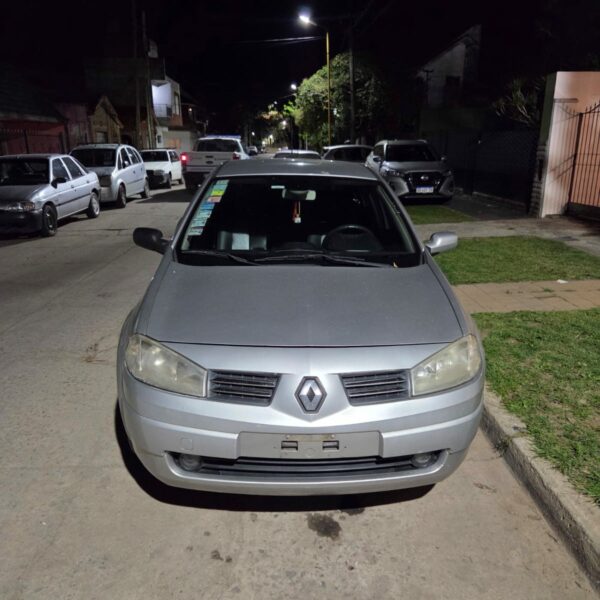 Caen dos adolescentes armados que robaron un auto en Don Bosco: los agarraron tras un seguimiento por GPS