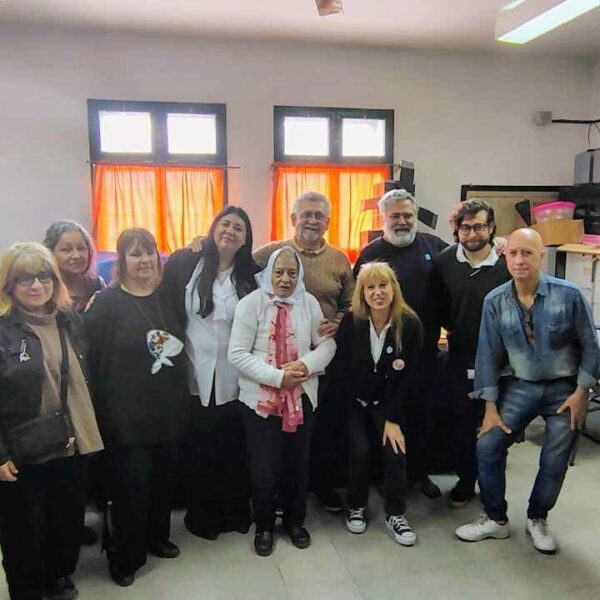 Alumnos de una escuela primaria varelense homenajearon a una Madre de Plaza de Mayo