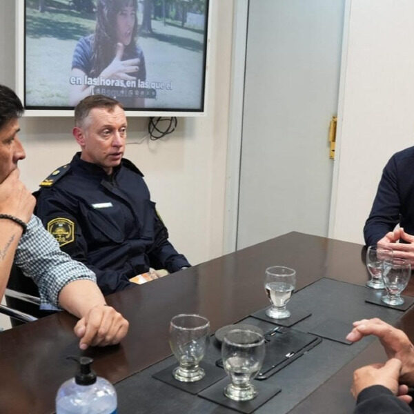 Andrés Watson junto al nuevo Jefe Departamental de Policía de Florencio Varela