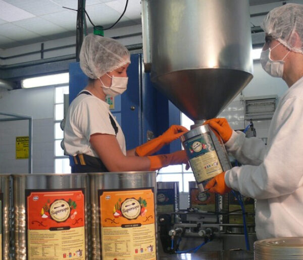 La Provincia y la UNQ distribuirán 150.000 raciones de Supersopa en barrios populares